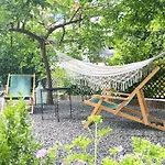 Va Yia/ Spacious
